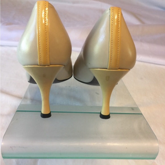 Stuart Weitzman Open toe yellow heels size 10 - Picture 2 of 5